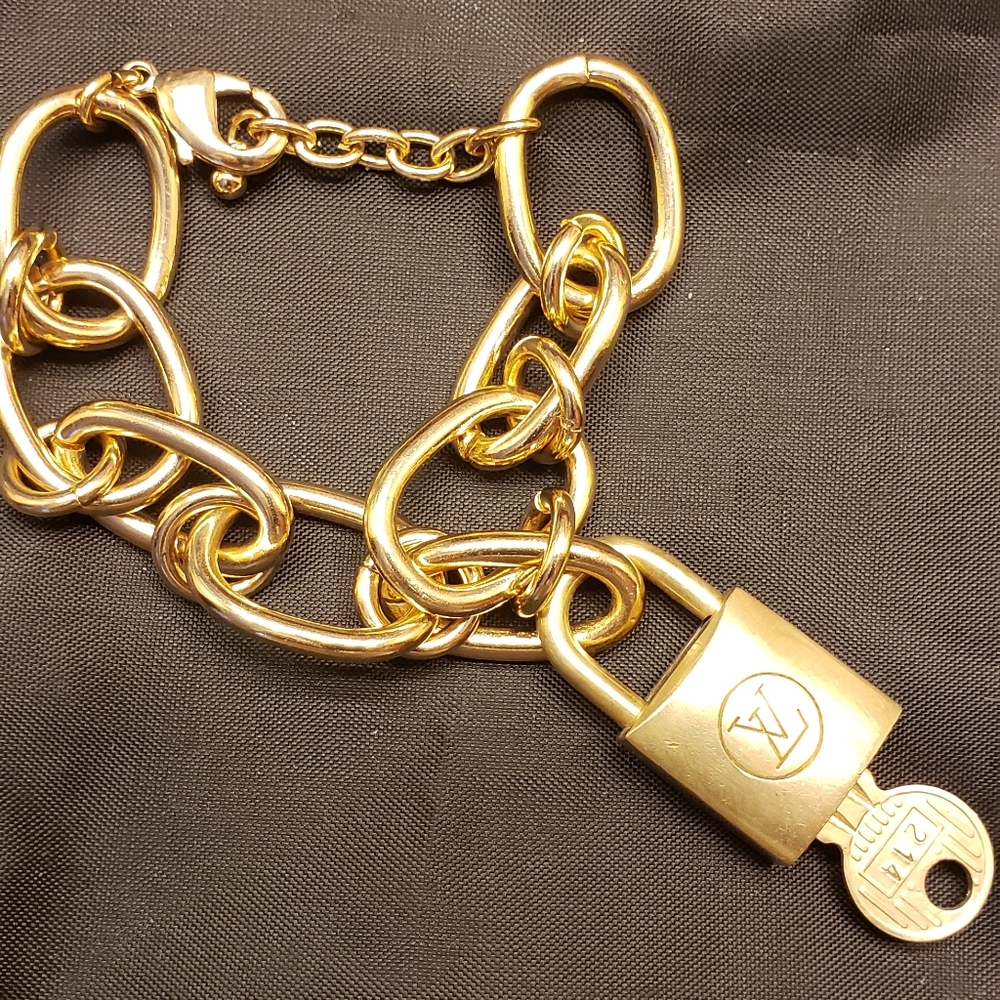 Auth Louis Vuitton 214 Lock & Key on Bracelet